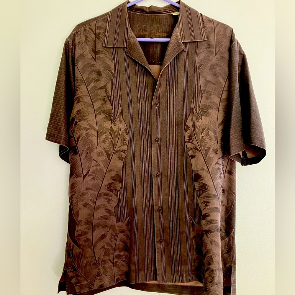 Tommy Bahama mens 100% Silk Shirt. Size small great print and rich color.